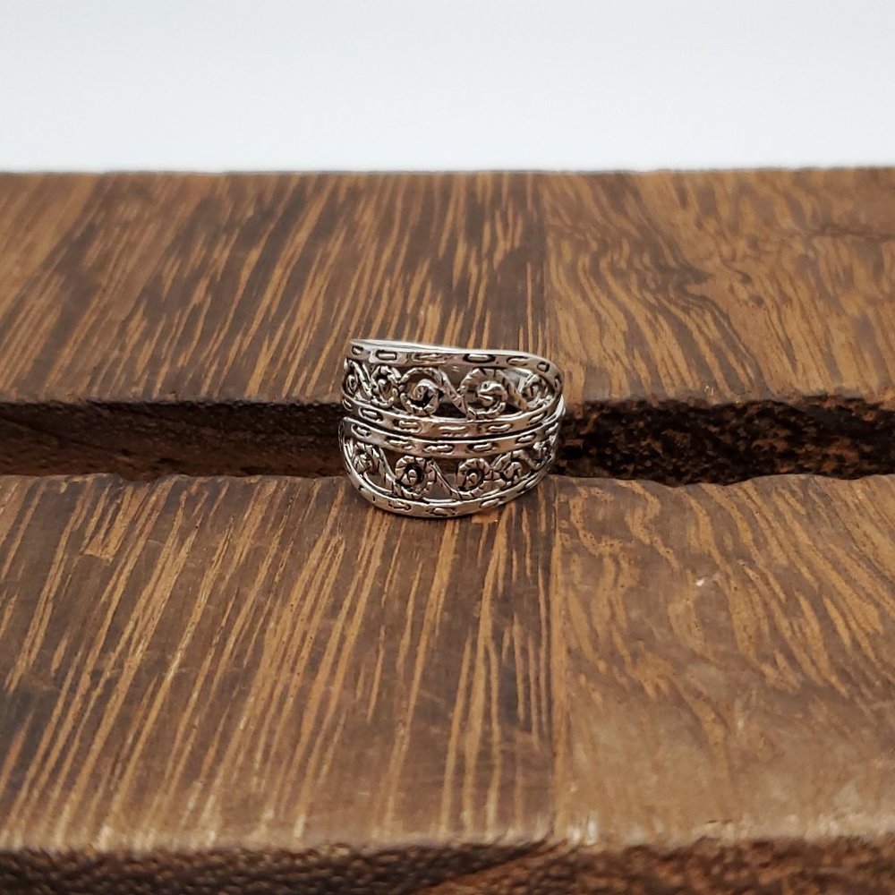 Size 7.5 925 Sterling Silver Fancy Swirling Pattern Cute Ring